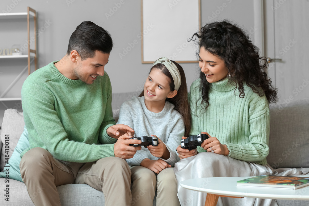 家里有带游戏垫的温暖毛衣的幸福家庭
