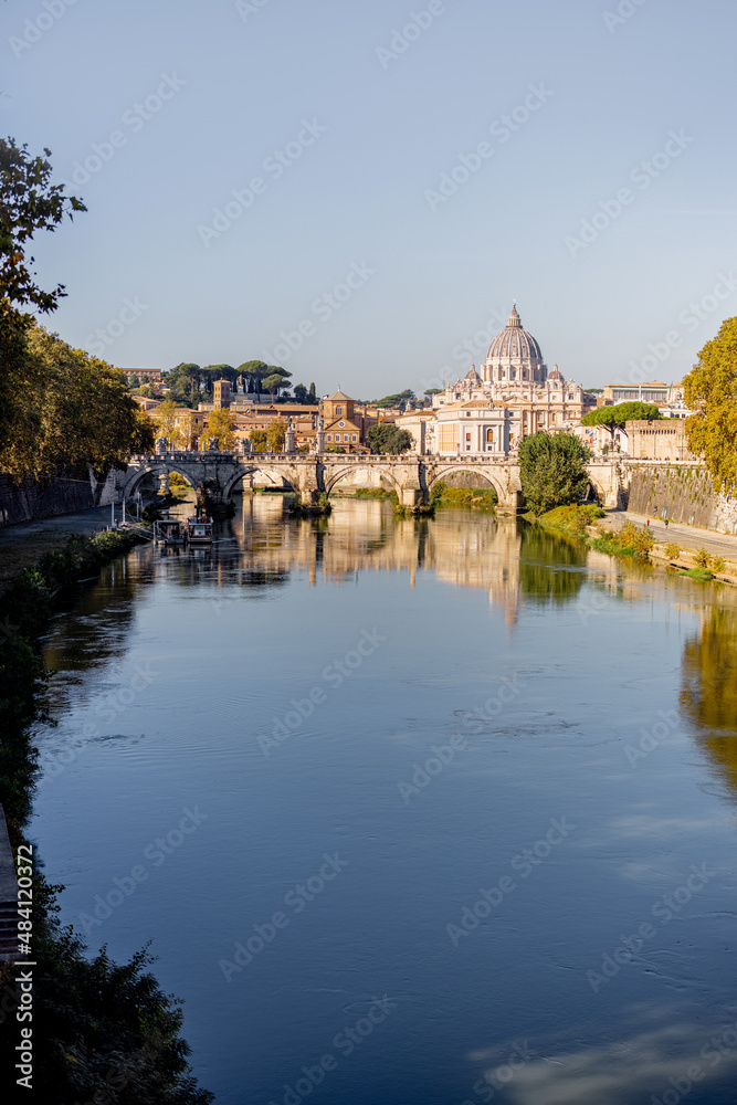罗马阳光明媚的早晨，台伯河的景观和绿色的环境。著名的圣彼得圆顶