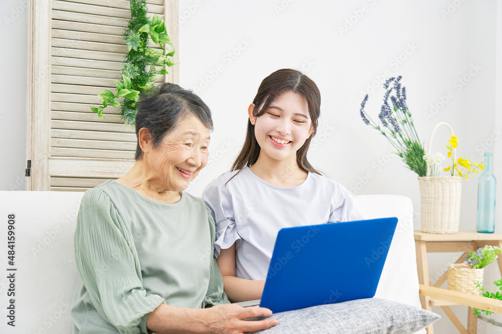 孫と祖母　パソコン　リビング