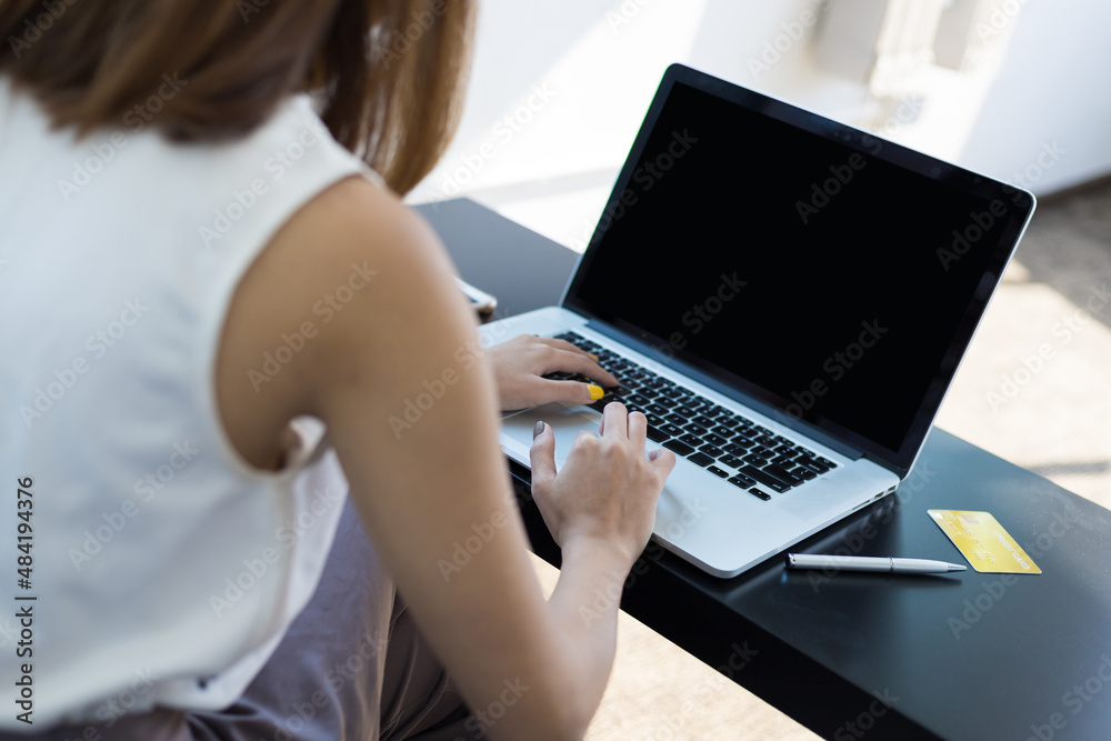 在家用笔记本电脑工作的近距离女性。网上购物概念。