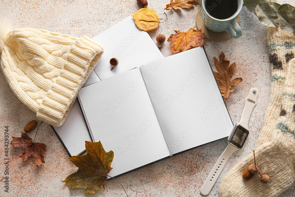 空白书籍、一杯咖啡手表、袜子和浅色背景的秋季装饰