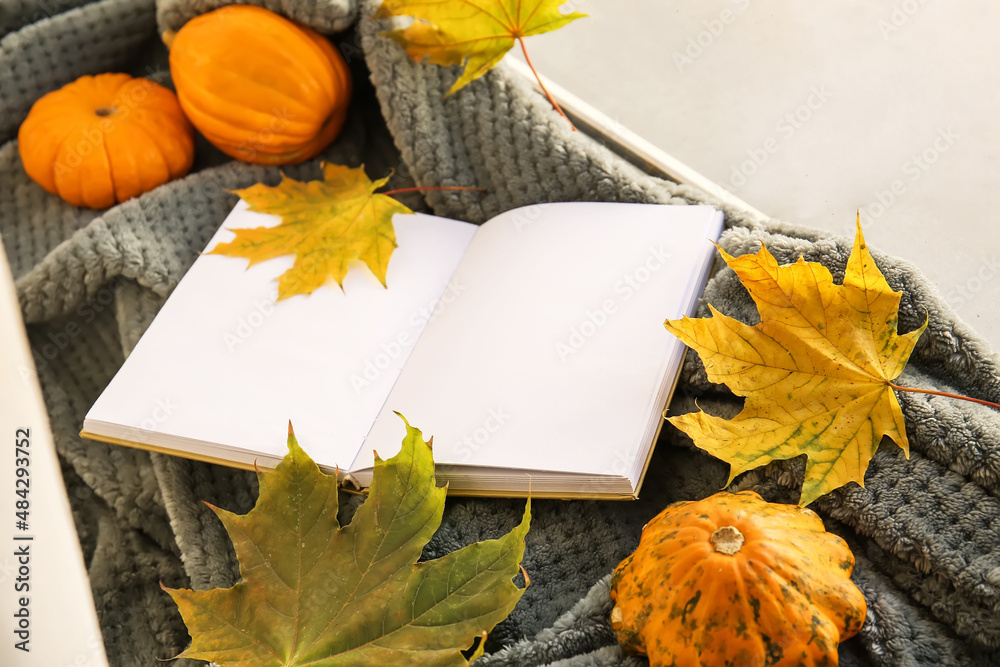 房间里格子布上的空白书籍和秋季装饰