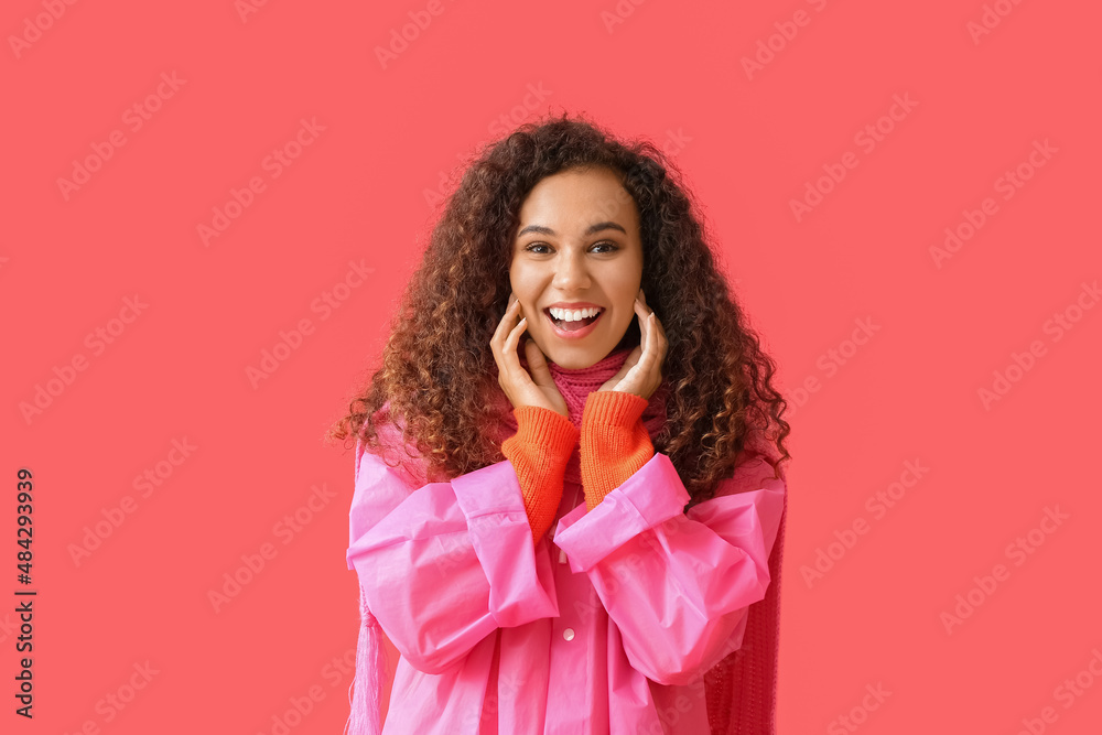快乐的年轻非裔美国女人，穿着红底粉色雨衣