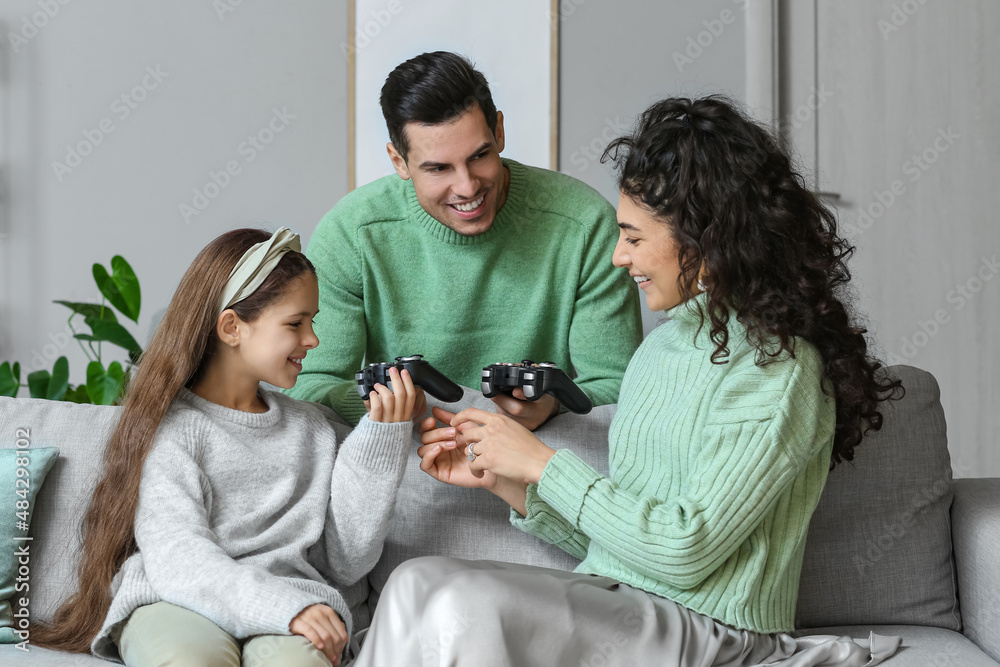 家里有游戏垫，穿着温暖毛衣的幸福家庭