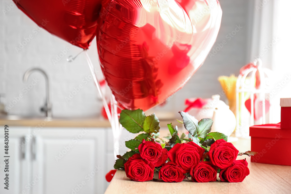 为情人节庆祝活动装饰的厨房里的玫瑰花和心形气球花束