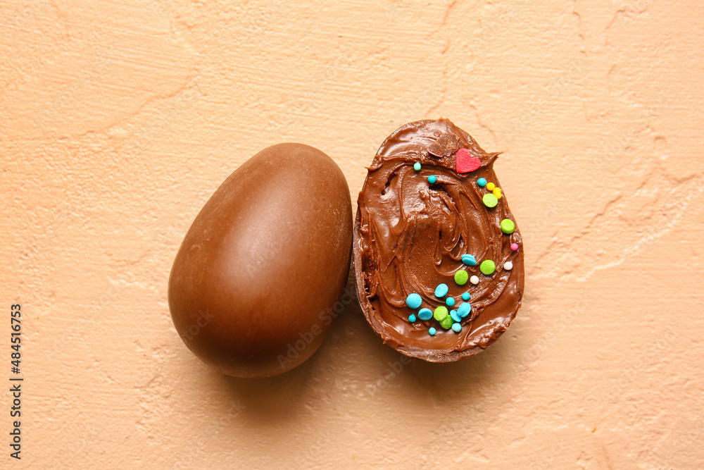 复活节彩蛋配巧克力酱，撒在米色背景上