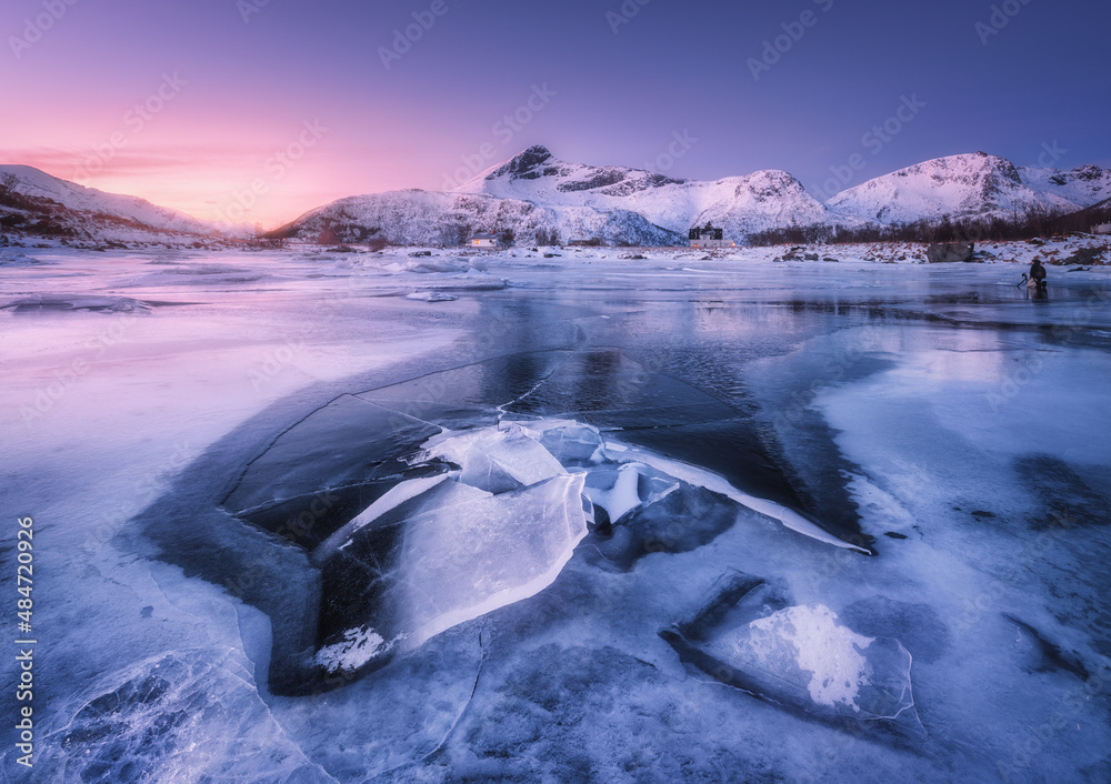 雪山，蓝海带霜海岸，水中倒影，日落时紫色天空