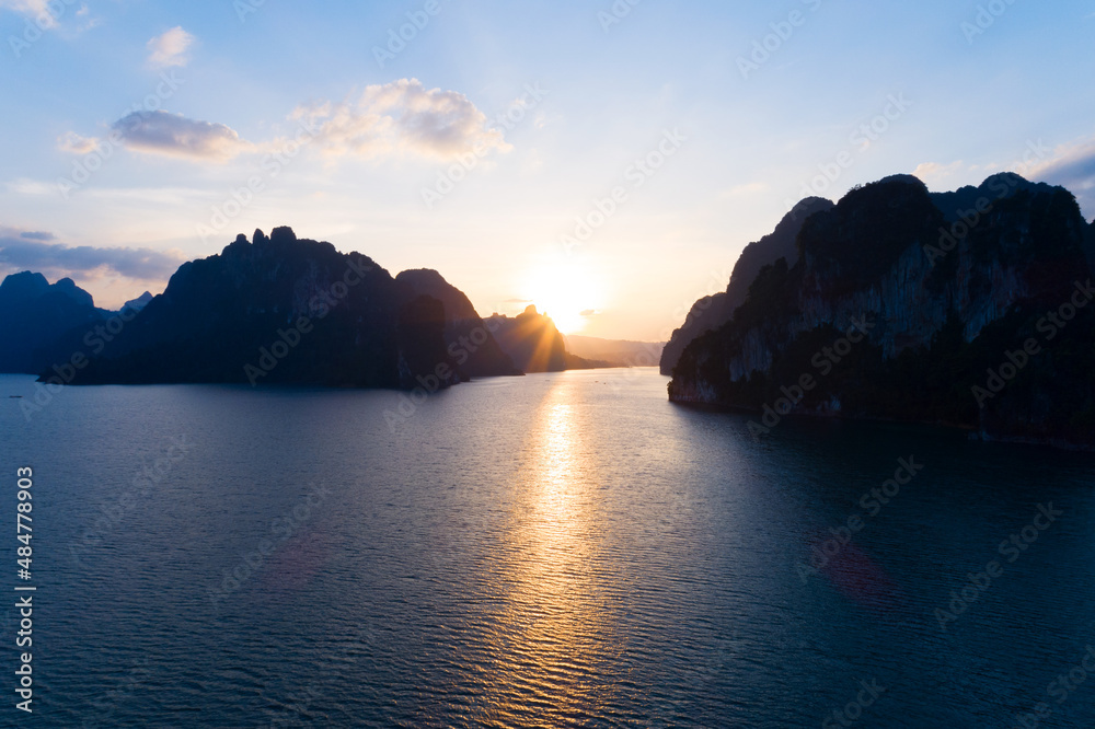 日落或日出山上的高角度视图日落期间的湖泊鸟瞰图