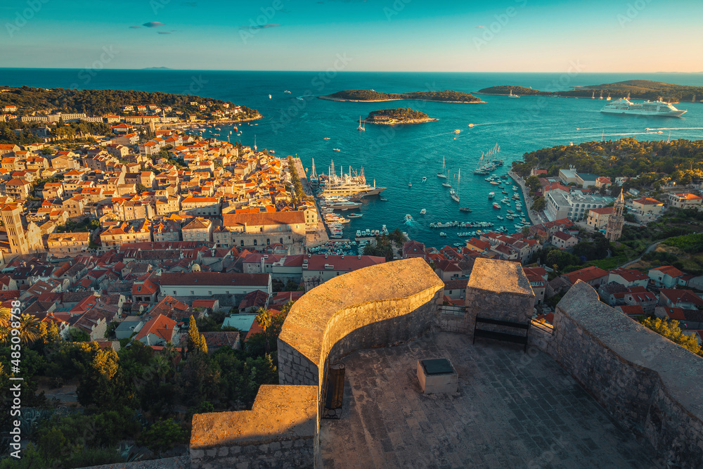 克罗地亚赫瓦尔风景如画的度假胜地和从堡垒俯瞰的码头