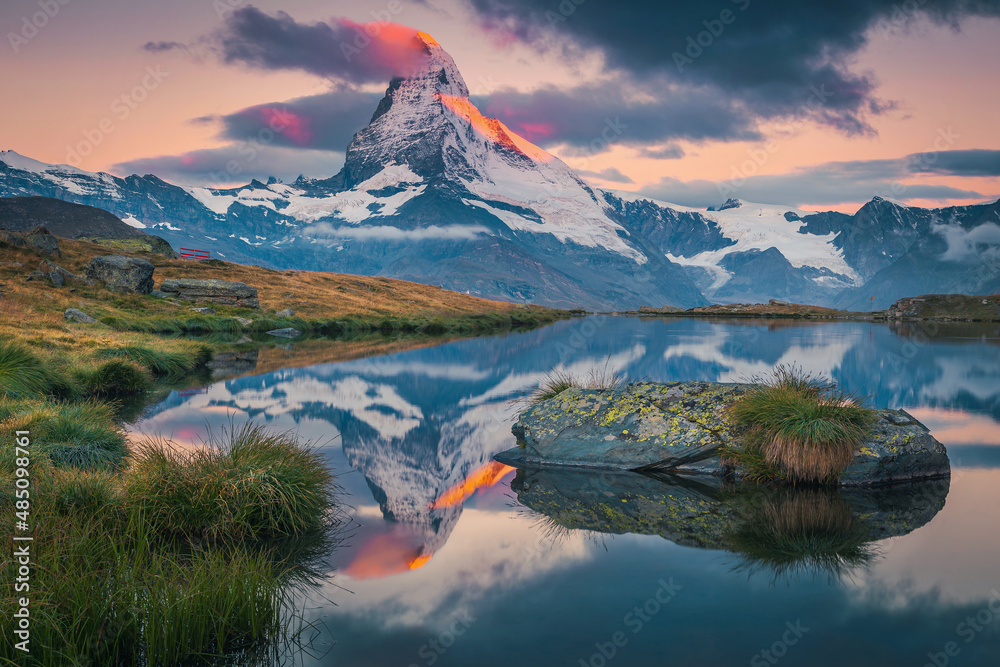 瑞士采尔马特，黎明时分的雄伟马特洪峰和斯特利西湖