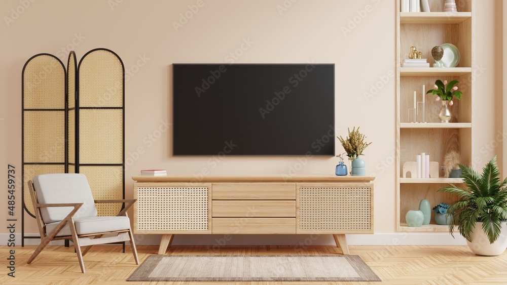 现代的客厅内部，配有米色墙壁背景的电视、橱柜和扶手椅。