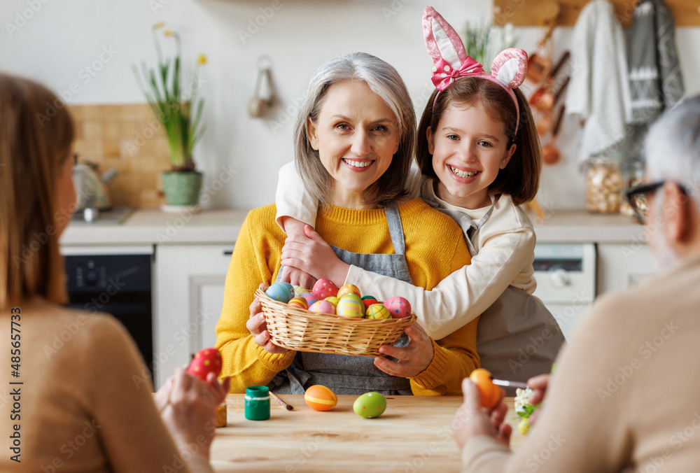 幸福家庭的祖母和小孙女拿着装满彩绘煮鸡蛋的柳条篮子