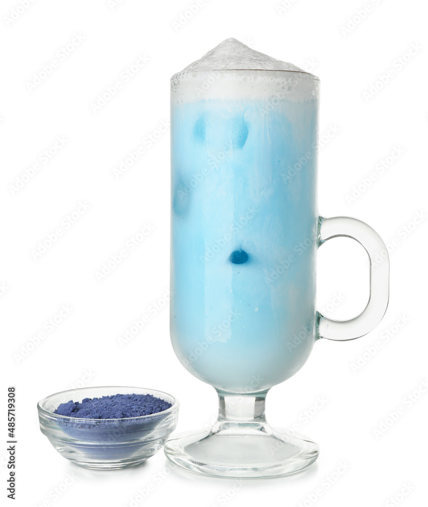 一杯蓝色抹茶拿铁和白底粉末