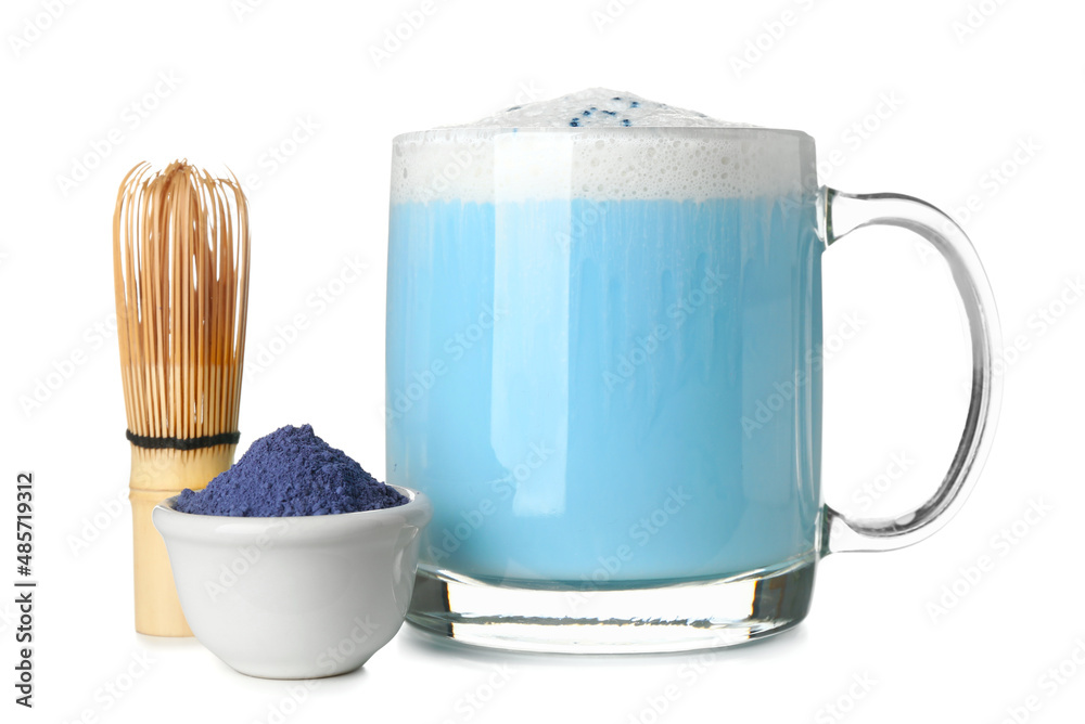 玻璃杯蓝色抹茶拿铁，白色背景上的茶和粉末