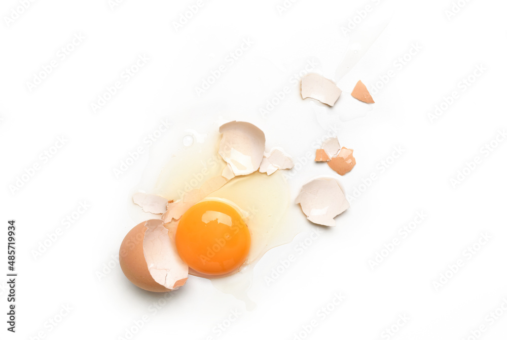 白色背景上飞溅的碎鸡蛋。