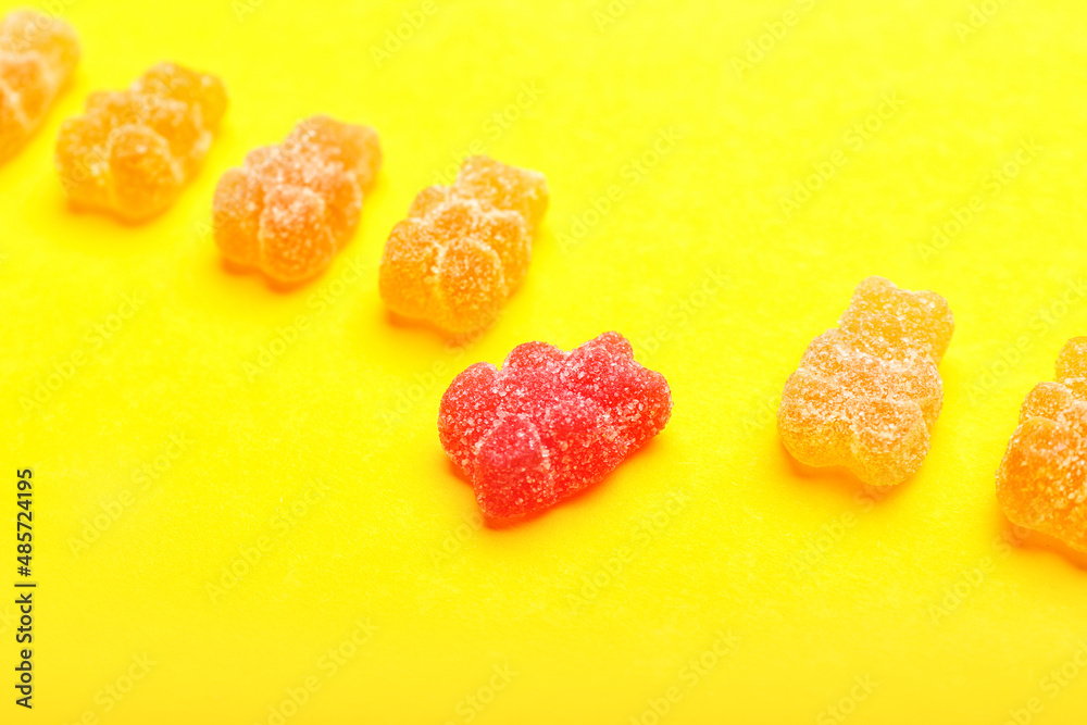 彩色背景上的美味果冻熊