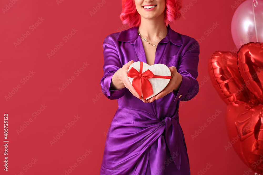 有着明亮头发、礼物和彩色气球的时尚女性。情人节庆祝活动