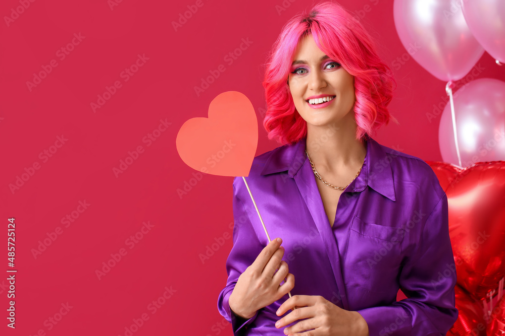 有着明亮头发、红心和彩色气球背景的时尚女性。情人节庆典