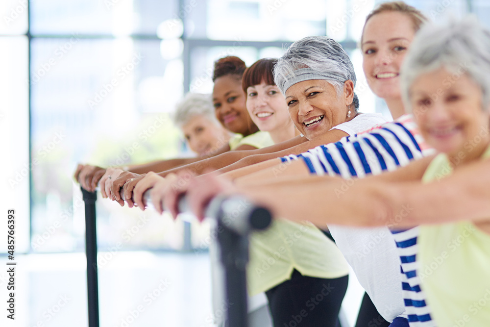 适合所有年龄段的健身。一群女性在室内锻炼的照片。