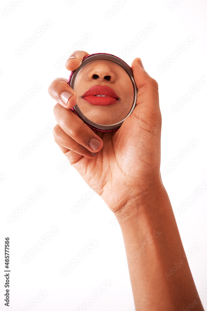 我的嘴唇很对。一个面目全非的女人拿着一个口袋大小的镜子对着一个