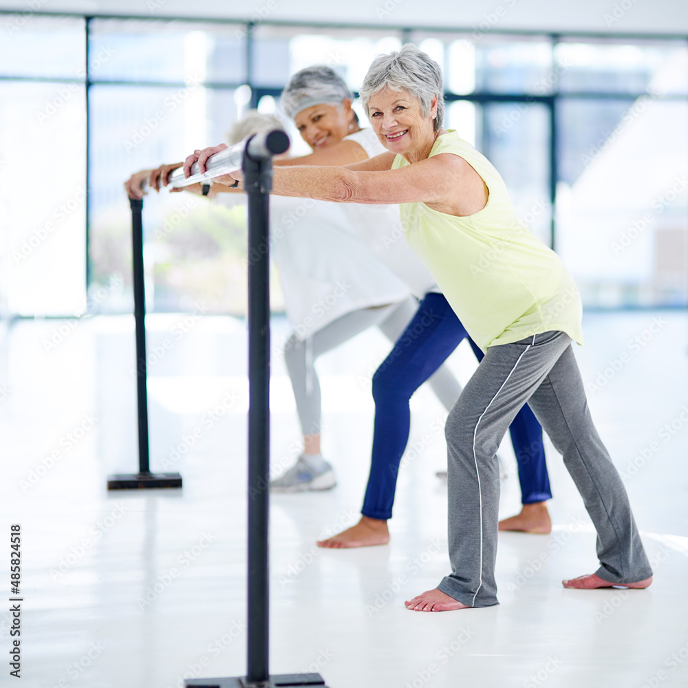 这就是我们选择如何度过退休生活的方式。三位资深女性在室内锻炼的照片。