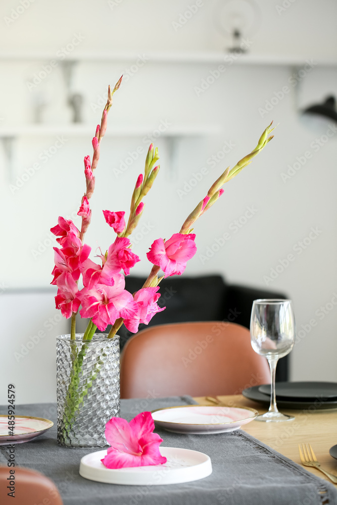 餐桌上有美丽的唐菖蒲花的花瓶