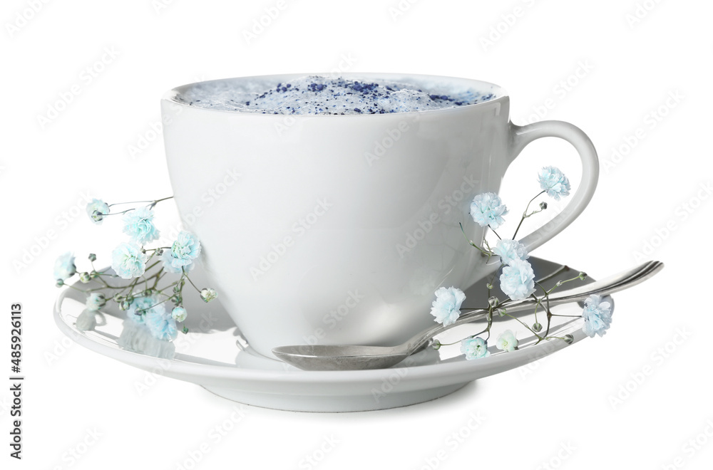 一杯蓝色抹茶拿铁和白底吉普赛花