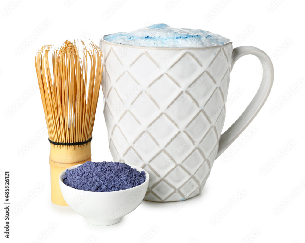 一杯蓝色抹茶拿铁，白底抹茶和粉末