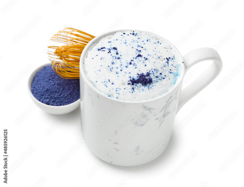 一杯蓝色抹茶拿铁，在白底上隔离的追逐和粉末