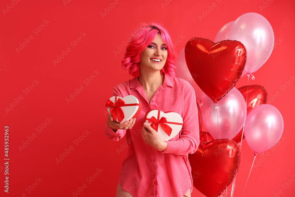 有着明亮头发、礼物和彩色气球的时尚女性。情人节名人