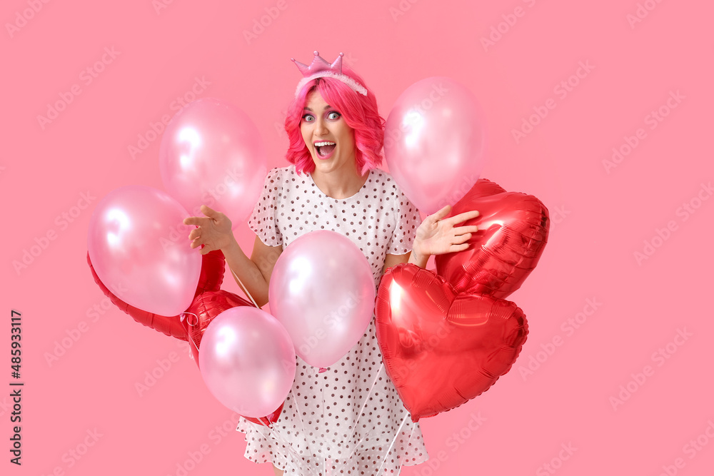 快乐的女人，明亮的头发和彩色背景上的气球。情人节庆祝活动
