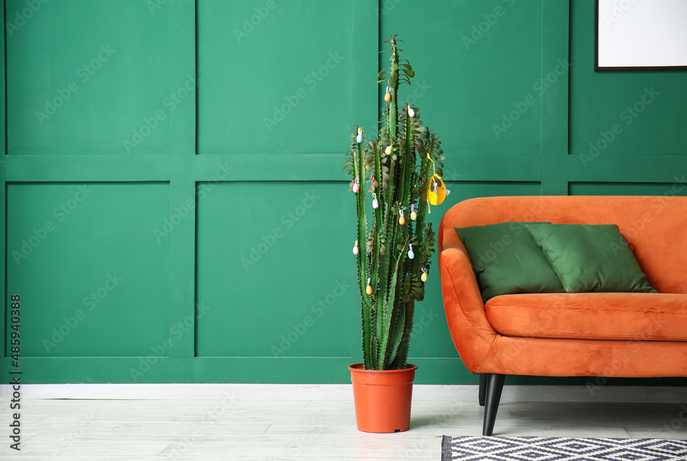 仙人掌配复活节彩蛋和绿色墙壁附近的沙发