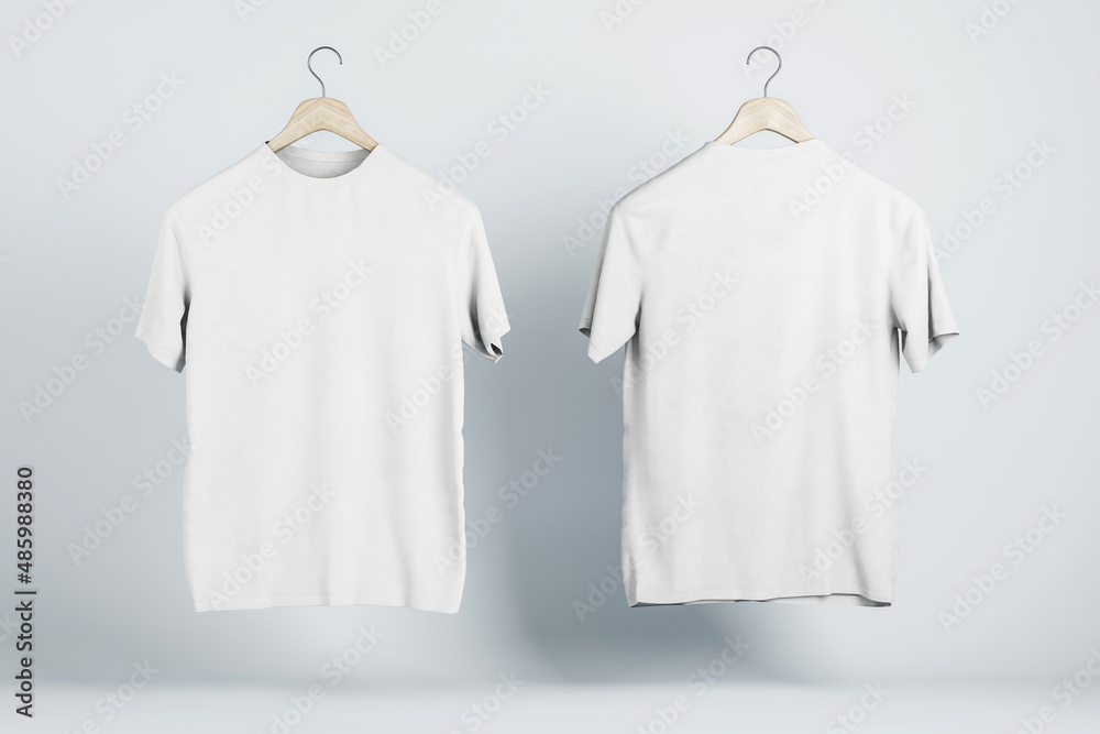 广告概念，在木制衣架上放两件空白的白色t恤，上面有文本复制空间
