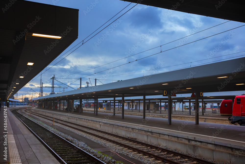 火车站上的站台、轨道和机车