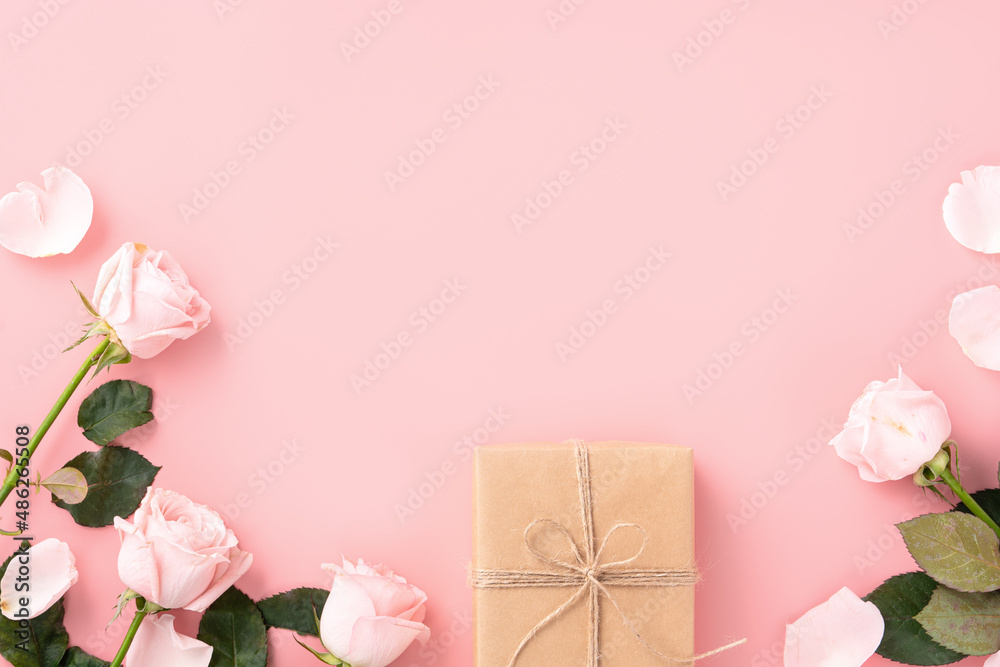 情人节设计概念背景，粉色玫瑰花和粉色背景礼物。