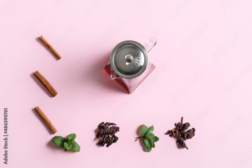 粉红色背景上有美味茶和香料的茶壶组成
