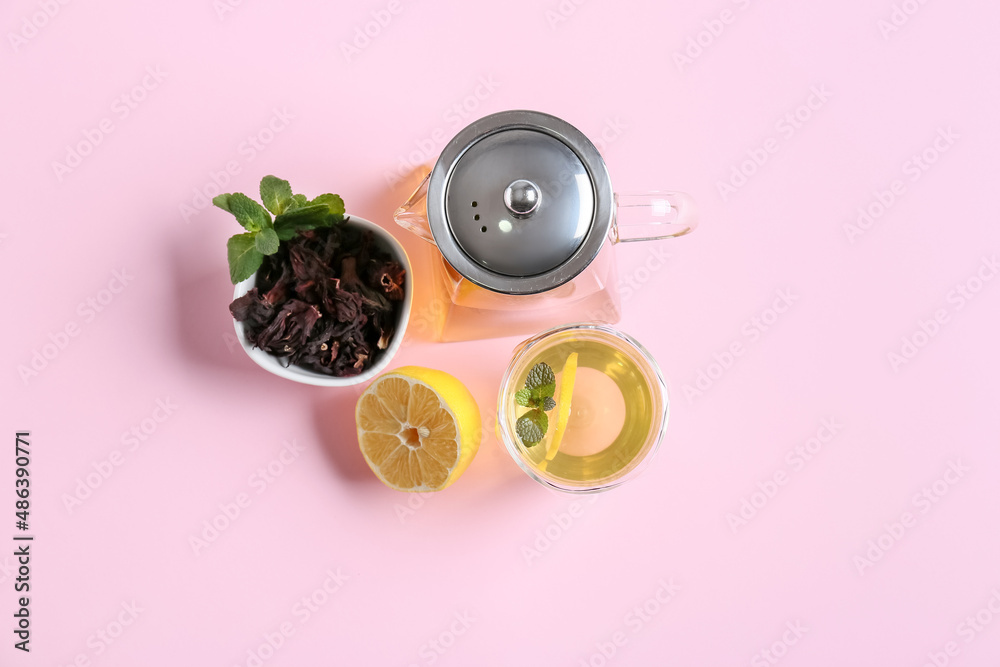 茶壶和玻璃杯的组成，粉红色背景上有美味的茶