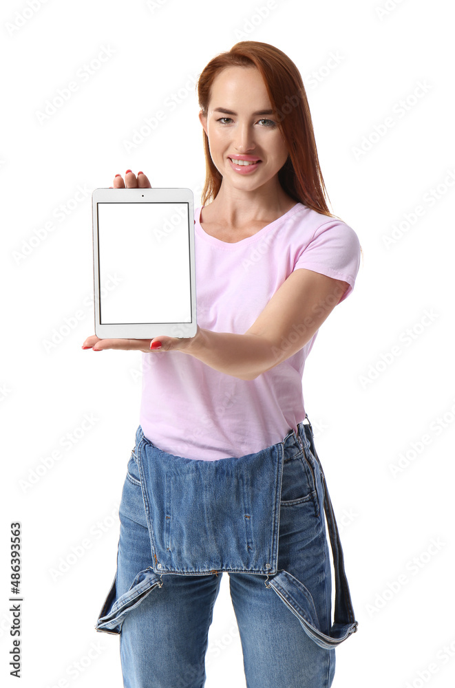 年轻的红发女人，白底平板电脑