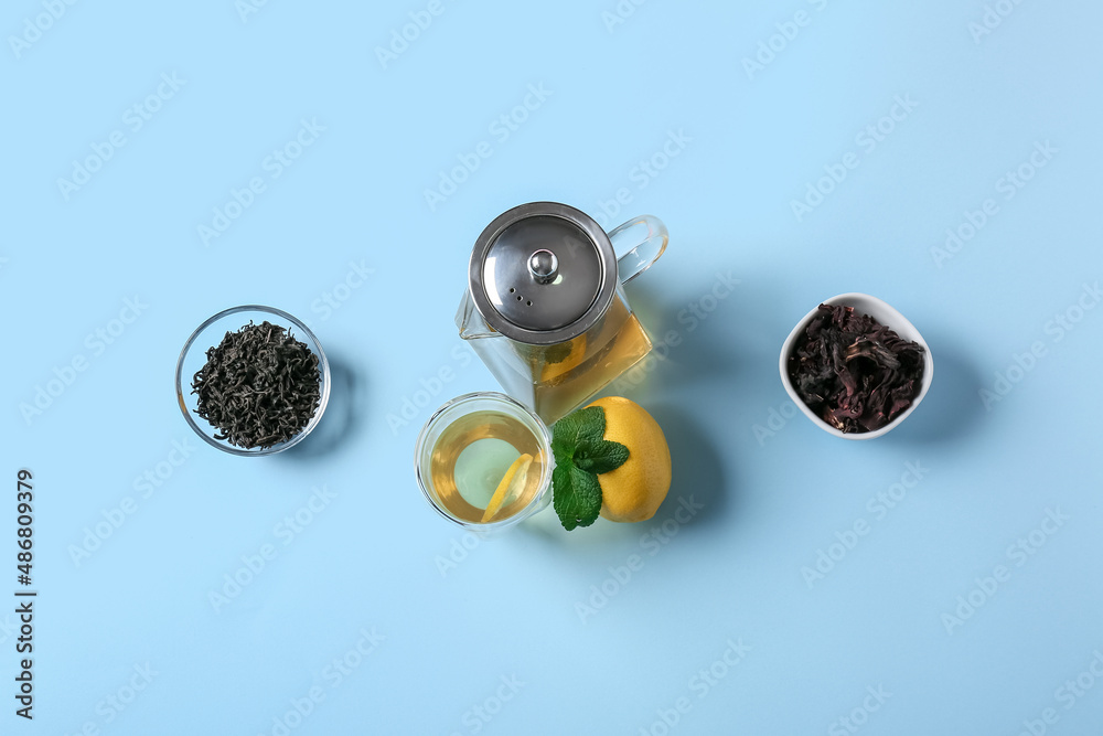 蓝底茶的茶壶和玻璃杯组成