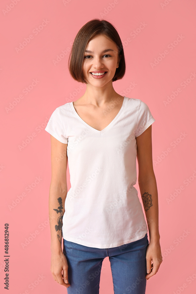 美丽的年轻女子穿着时尚的彩色背景t恤