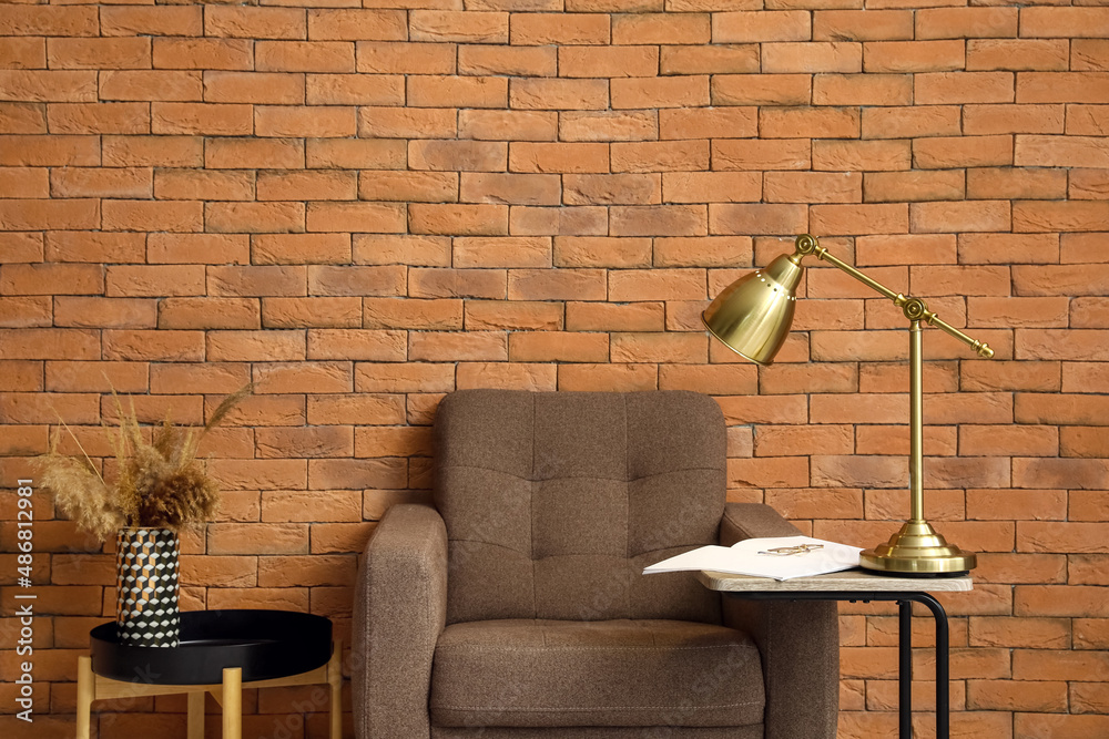 现代客厅内部，配有软扶手椅、咖啡桌和砖墙