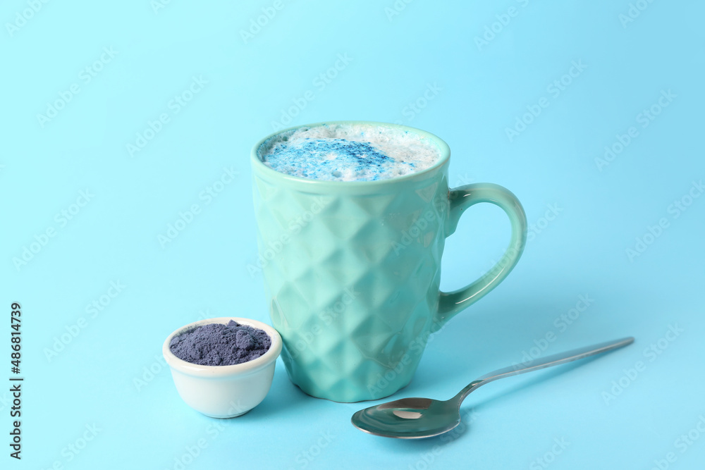 一杯蓝色抹茶拿铁和一碗彩色背景粉