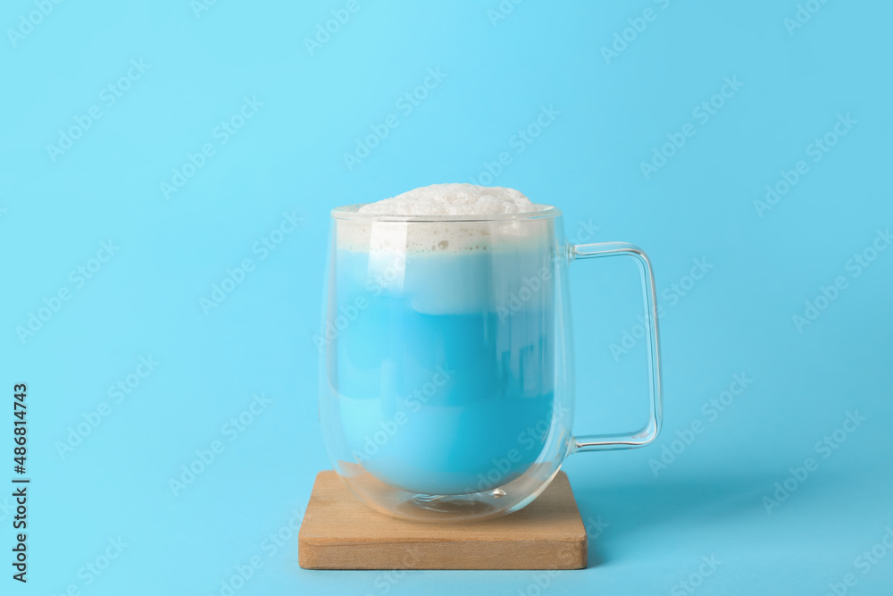 彩色背景蓝色抹茶拿铁玻璃杯