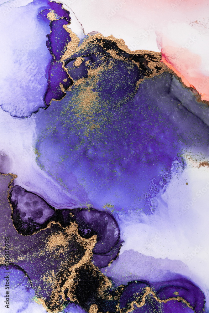 纸上大理石液体墨水艺术绘画的紫金抽象背景。原始艺术的图像