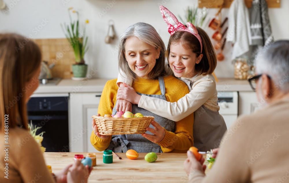 幸福家庭的祖母和小孙女拿着装满彩绘煮鸡蛋的柳条篮子