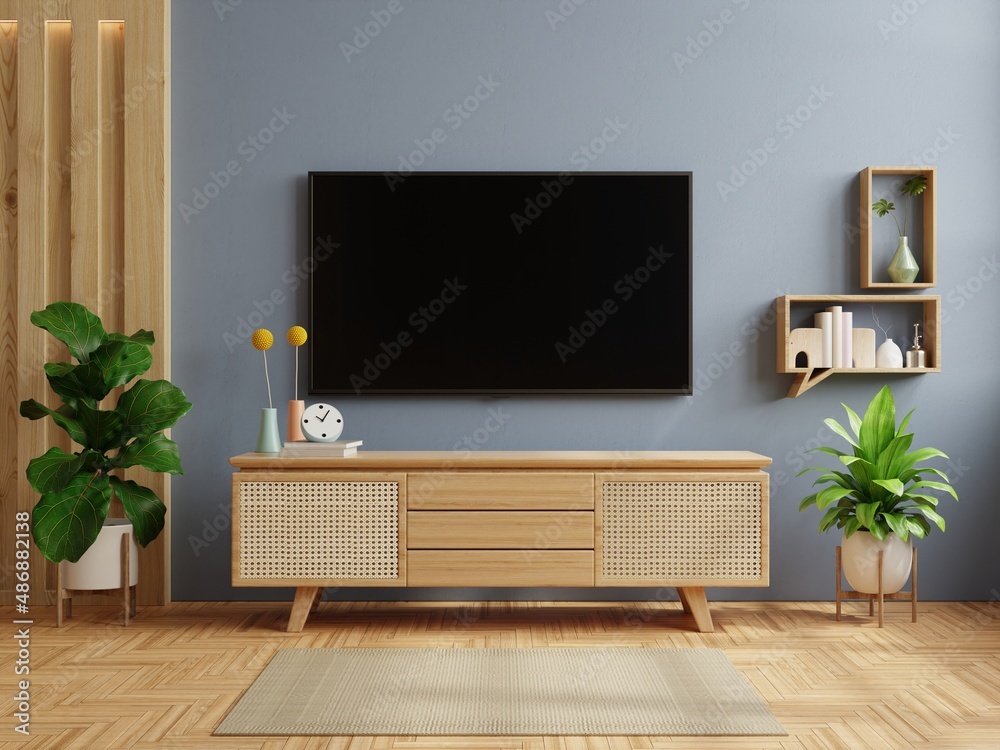 深蓝色墙壁背景，现代客厅装饰，配有电视和橱柜。