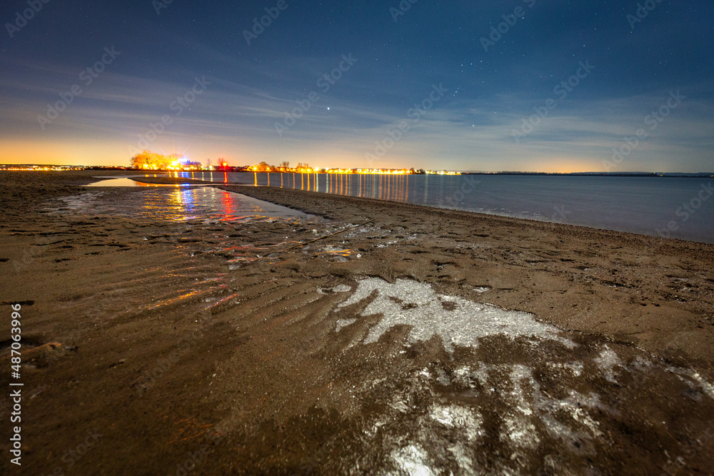 波兰雷瓦波罗的海夜晚的冰冻海滩