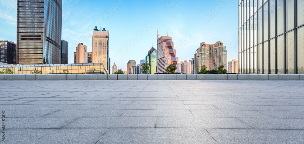 中国深圳的全景天际线和空层现代商业建筑。空广场