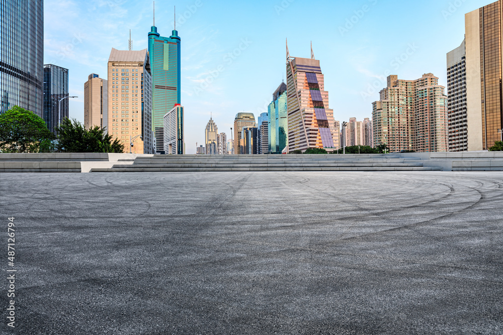 中国深圳的沥青路和城市天际线与现代商业建筑。