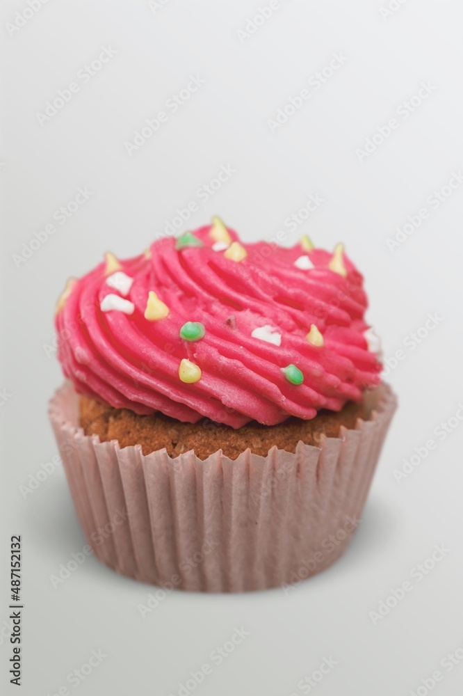 杯形蛋糕配粉红色黄油奶油，食品概念
